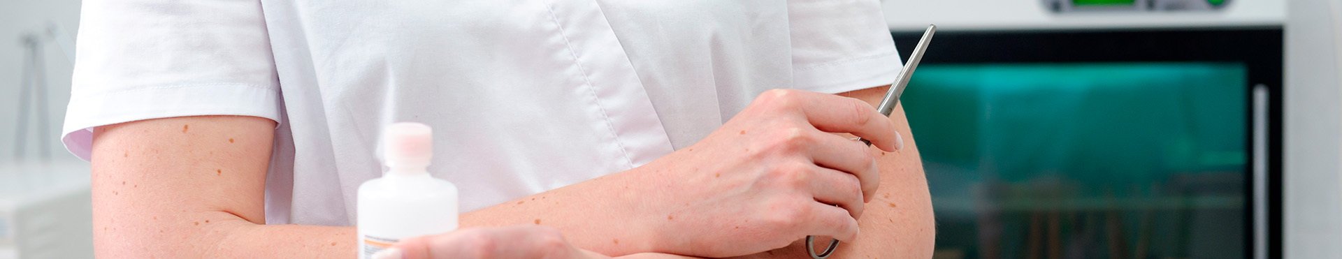 женщина врач с ножницами в руках